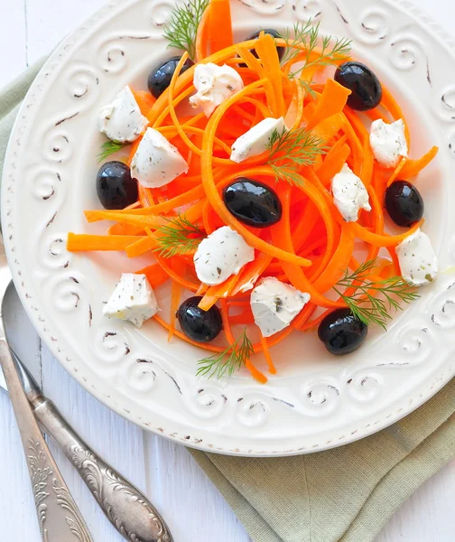 Salada de massas de cenoura com feta, olivs e endro — Fotografia de Stock