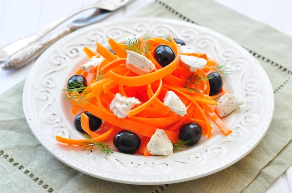 Salada de massas de cenoura com feta, olivs e endro — Fotografia de Stock