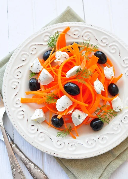 Salada de massas de cenoura com feta, olivs e endro — Fotografia de Stock