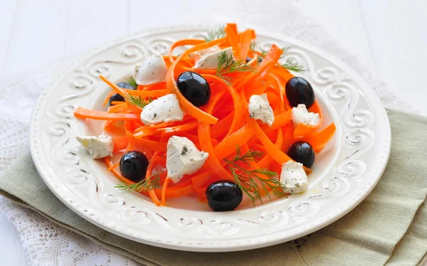 Salada de massas de cenoura com feta, olivs e endro — Fotografia de Stock