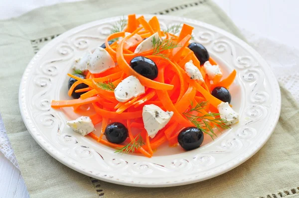 Salada de massas de cenoura com feta, olivs e endro — Fotografia de Stock