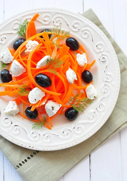 Salada de massas de cenoura com feta, olivs e endro — Fotografia de Stock