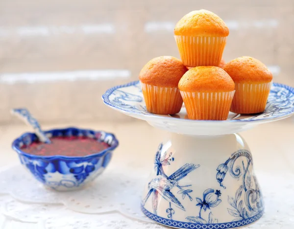 Délicieux cupcakes sur table sur fond blanc — Photo