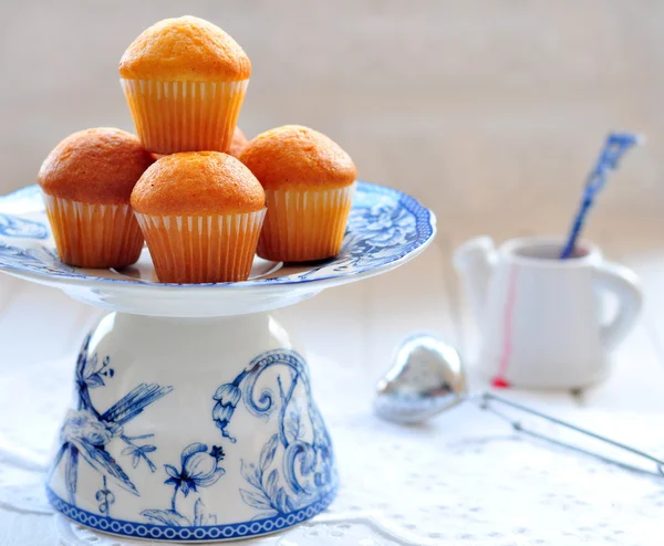 Ízletes cupcakes a tábla fehér háttér — Stock Fotó