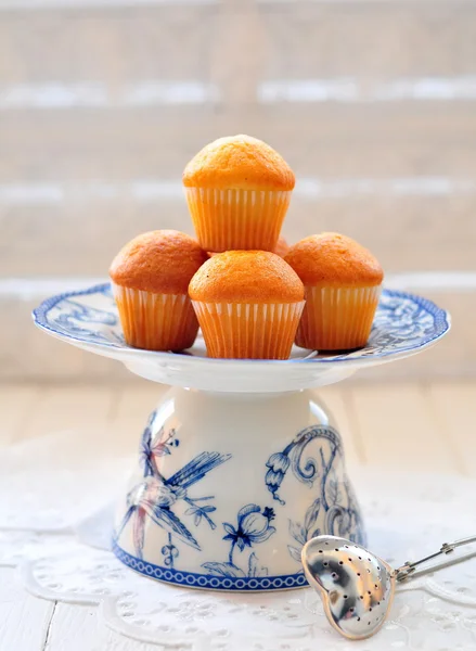 Deliciosos cupcakes na mesa no fundo branco — Fotografia de Stock
