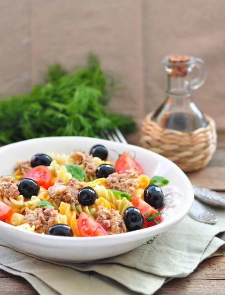 Салат из пасты с тунцом, помидорами черри и оливками — стоковое фото