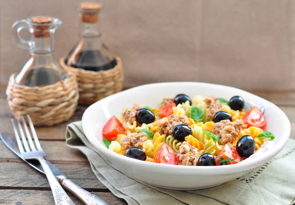 Pastasallad med tonfisk, körsbärstomater och olivs — Stockfoto