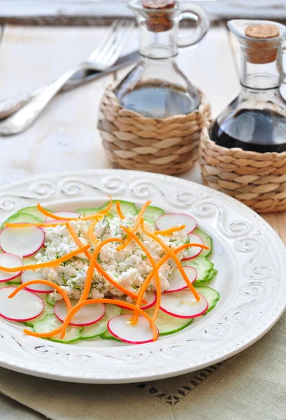 Salada com queijo de ricota de leite e legumes — Fotografia de Stock