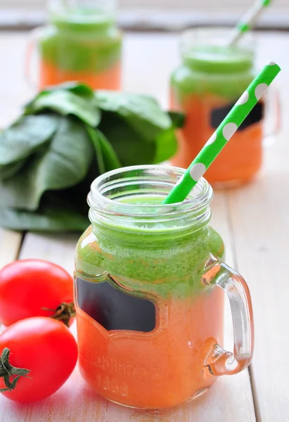 健康野菜のスムージーとジュース — ストック写真