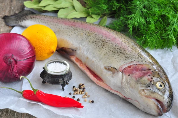 Frischer roher Lachs mit Gemüse auf weißem Hintergrund — Stockfoto