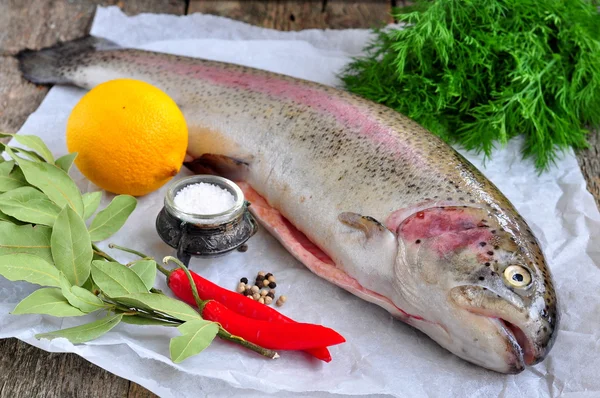 Frischer roher Lachs mit Gemüse auf weißem Hintergrund — Stockfoto