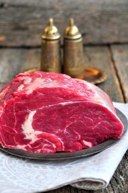 Ahşap masa üzerinde sulu ham sığır eti biftek
