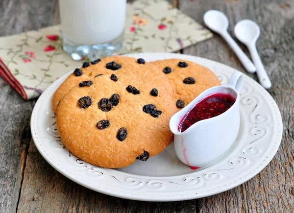 Vaso de leche, mermelada de frambuesa y galletas hechas a mano — Foto de Stock