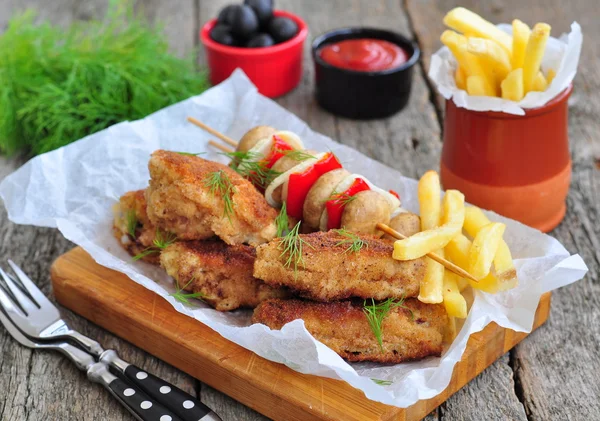 Kızarmış tavuk kanadı kırmızı sos ve patates kızartması patates ile