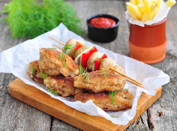 Gebakken Kippenvleugels met rode saus en frietjes aardappelen — Stockfoto