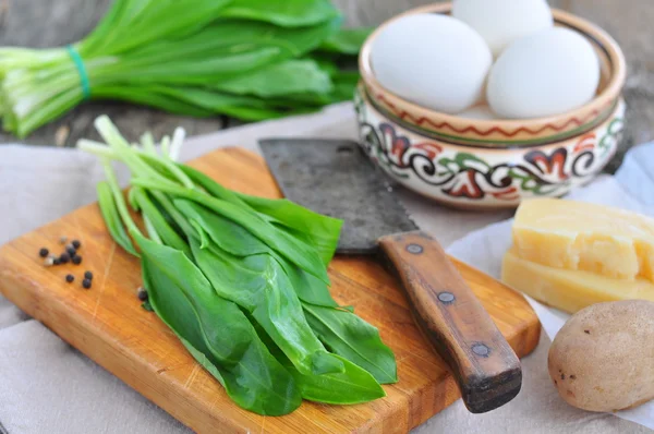 Doğranmış yeşil yumurta salatası patates, ramson ve parmesan peyniri ile
