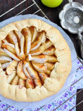 Galette'ye pasta elma, tarçın ve castor şeker