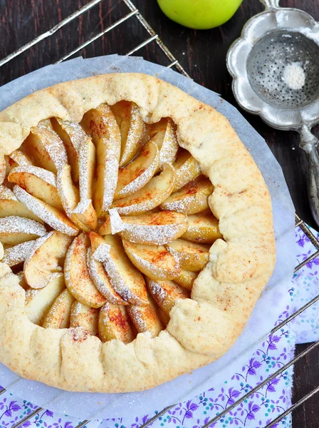 Пиріг з галет з яблуком, корицею та касторовим цукром — стокове фото