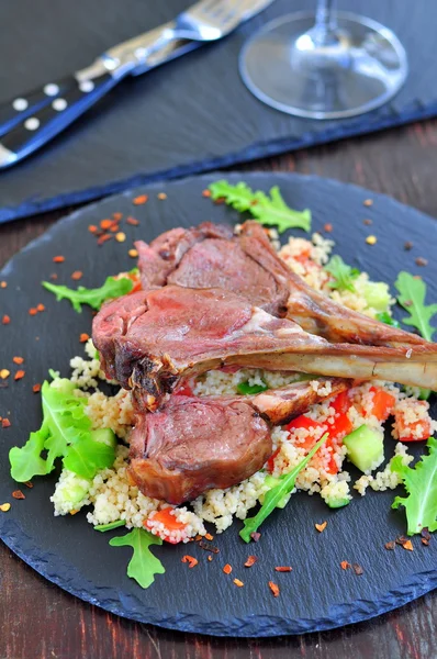 Agneau rôti au couscous et à la menthe — Photo