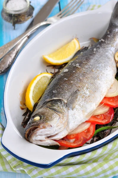 Gebakken vis met kruiden, groenten en knoflook, selectieve aandacht — Stockfoto