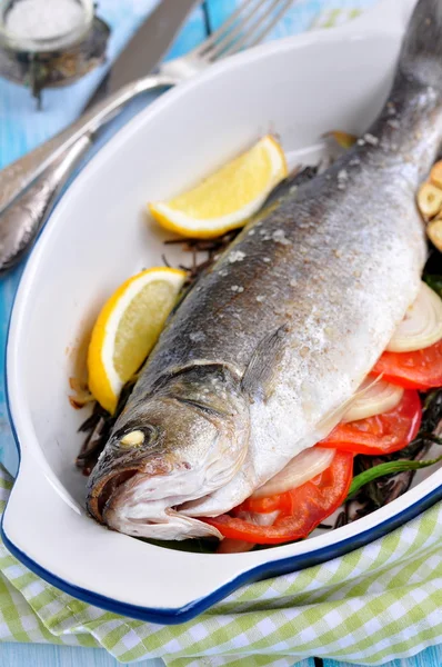 Gebakken vis met kruiden, groenten en knoflook, selectieve aandacht — Stockfoto