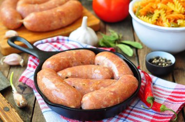 Bir tava üzerinde Sebzeli tavuk sosis