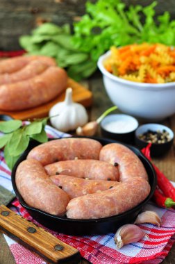 Bir tava üzerinde Sebzeli tavuk sosis