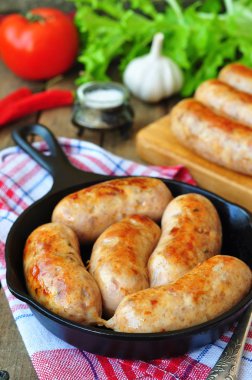 Bir tavada sebze ile kızarmış tavuk sosis