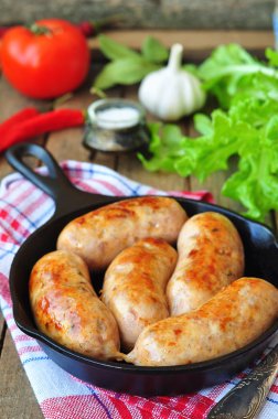 Bir tavada sebze ile kızarmış tavuk sosis