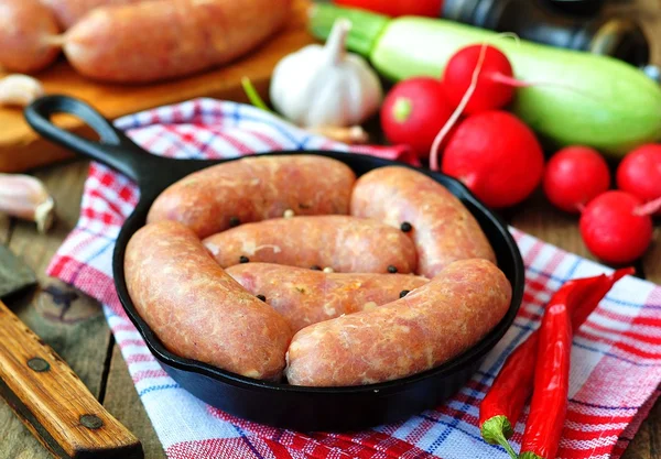 Bir tava üzerinde Sebzeli tavuk sosis