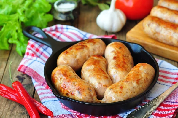 Salsichas de frango fritas com verduras em uma panela de ato de fritar — Fotografia de Stock