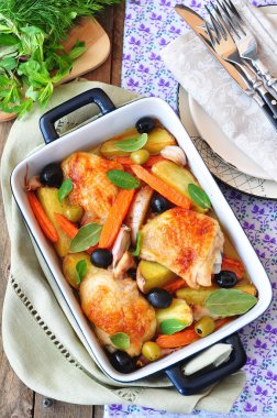 Kavrulmuş Tavuk bacakları sebze ve zeytin ile