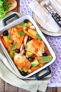 Kavrulmuş Tavuk bacakları sebze ve zeytin ile