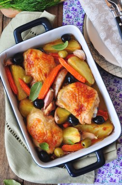 Kavrulmuş Tavuk bacakları sebze ve zeytin ile