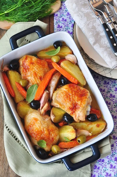 Roasted chiken legs with vegetables and olives — Stock Photo, Image