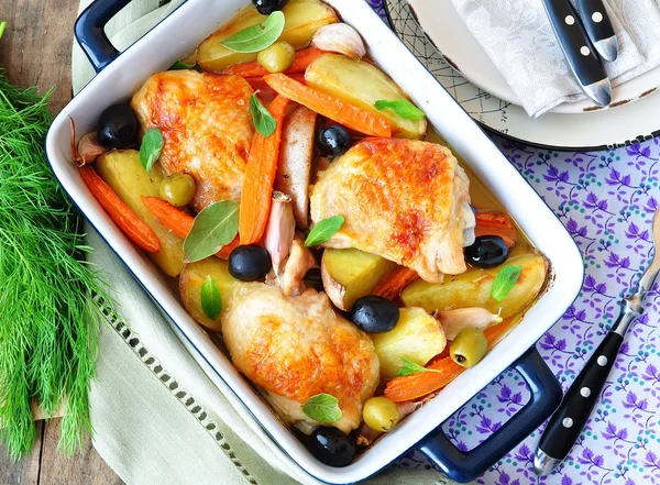 Geroosterde kip benen met groenten en olijven — Stockfoto