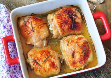 Bir ahşap table.selective odak kavrulmuş tavuk uyluk