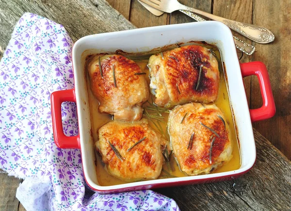 Roasted chicken thighs on a wooden table.selective focus — Stock Photo, Image