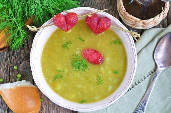 Sopa de ervilha apetitosa com bacon e salsicha — Fotografia de Stock