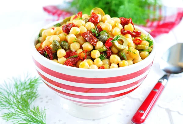 Salada vegetariana com grão de bico, tomate seco, alcaparras e endro — Fotografia de Stock