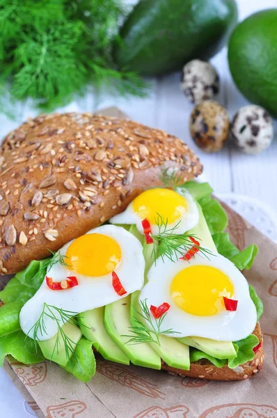 Sanduíche vegetariano saudável com abacate, ovos e alface — Fotografia de Stock