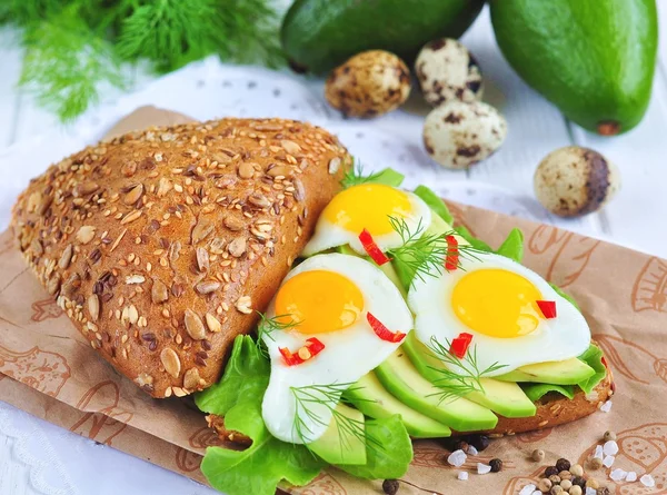 Sanduíche vegetariano saudável com abacate, ovos e alface — Fotografia de Stock