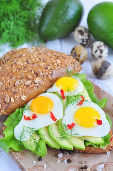 Sanduíche vegetariano saudável com abacate, ovos e alface — Fotografia de Stock