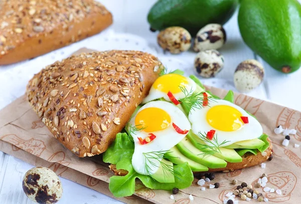 Здоровий вегетаріанський бутерброд з авокадо, яйцями та салатом — стокове фото
