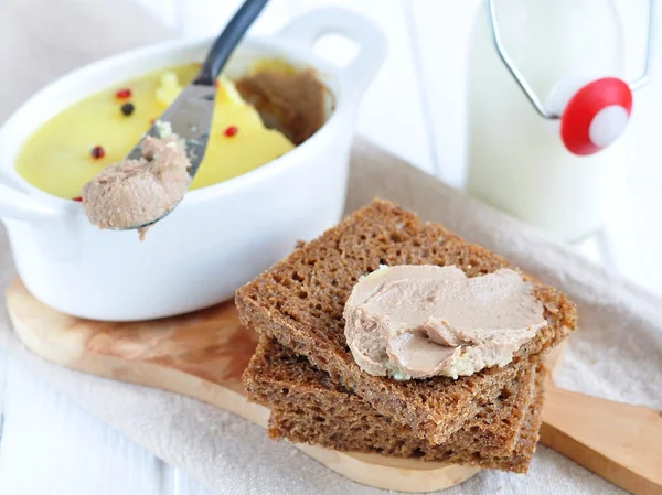 Tavuk karaciğer pate ekmek ve plaka — Stok fotoğraf