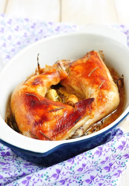 Delicioso pollo al horno con romero y salsa de ajo — Foto de Stock