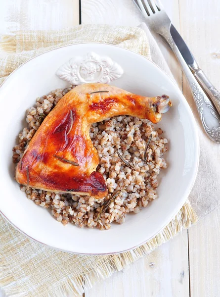 Delicioso frango assado com trigo mourisco cozido e molho de alecrim — Fotografia de Stock