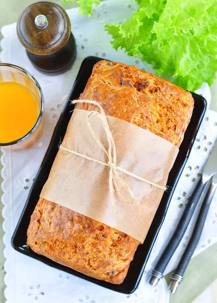 Snack cake met zongedroogde tomaten, kaas en spek — Stockfoto