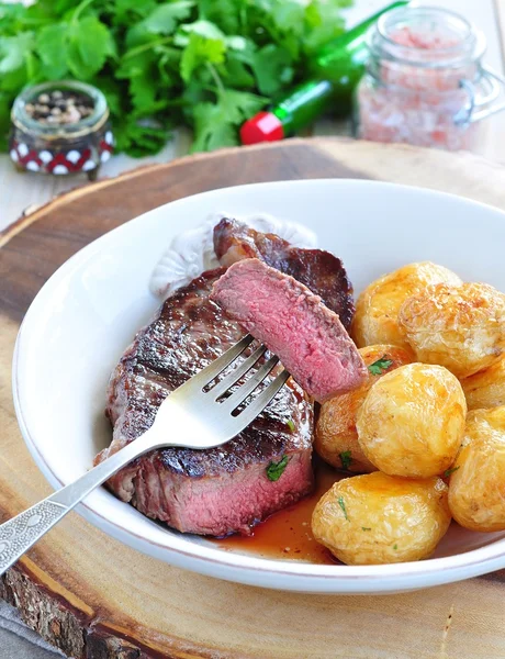 Medium rare grilled Beef steak with roasted potato — Stock Photo, Image