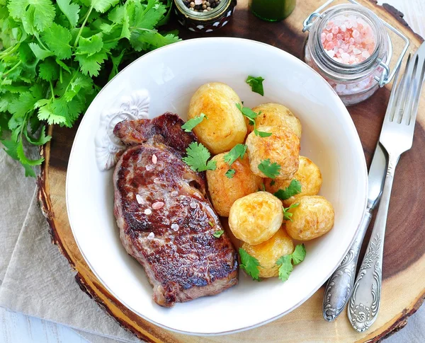 Medium rare grilled Beef steak with roasted potato — Stock Photo, Image